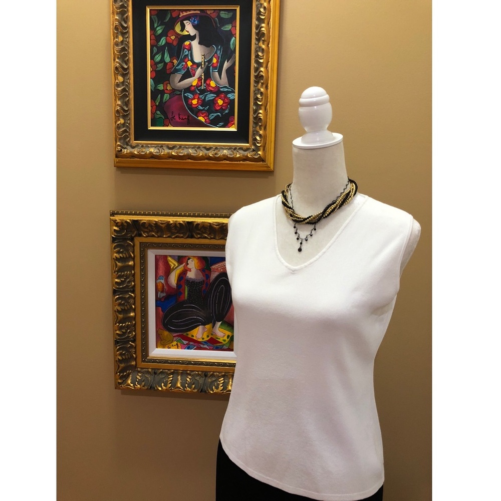 Chico’s Design v-neck white tank. Sz 1 (8/10M)